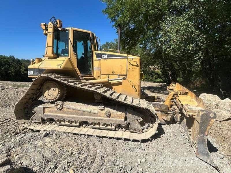 CAT D6N LGP بلدوزرات مجنزرة