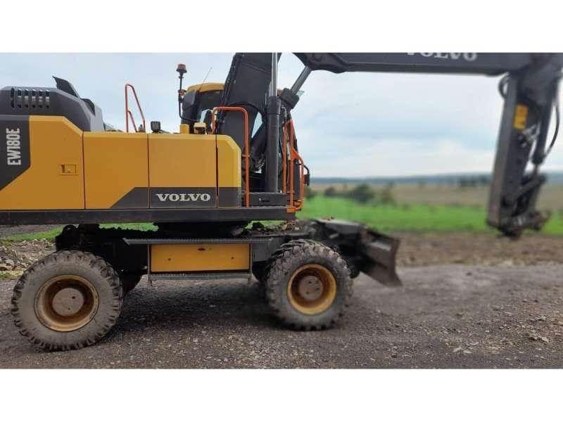 Volvo EW180E حفارات بعجل