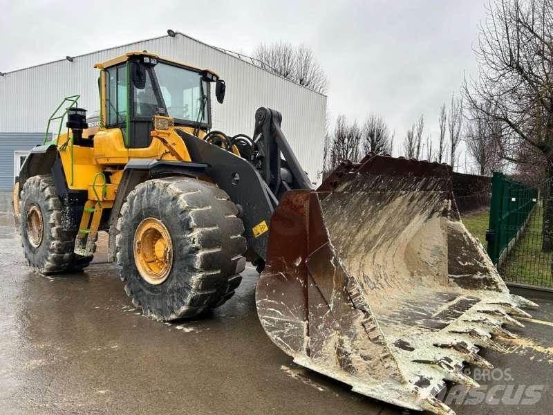 Volvo L220H لوادر بعجل