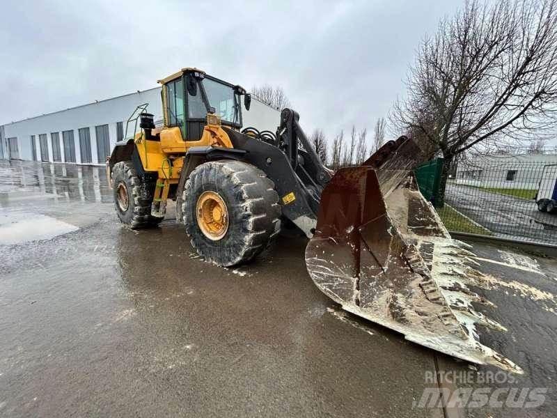 Volvo L220H لوادر بعجل