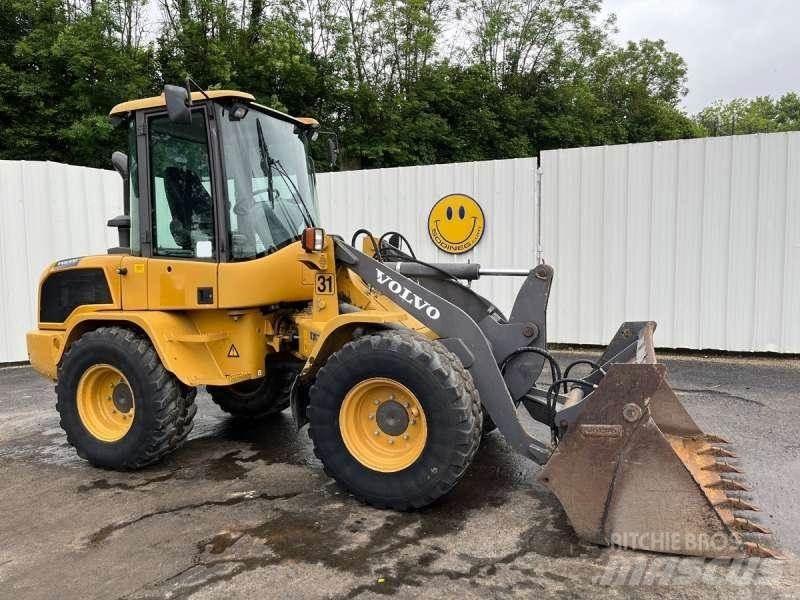 Volvo L30G لوادر صغيرة