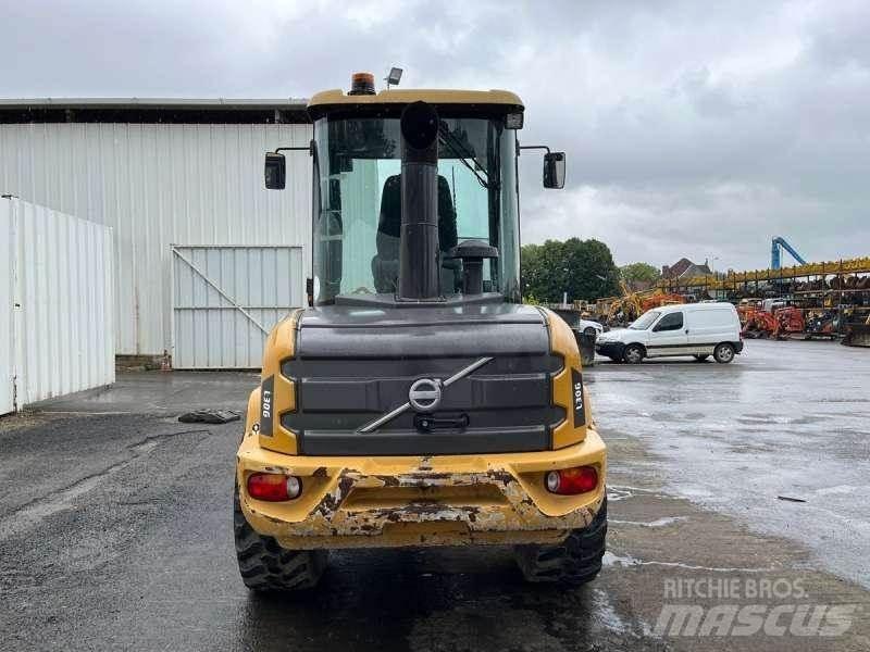 Volvo L30G لوادر صغيرة