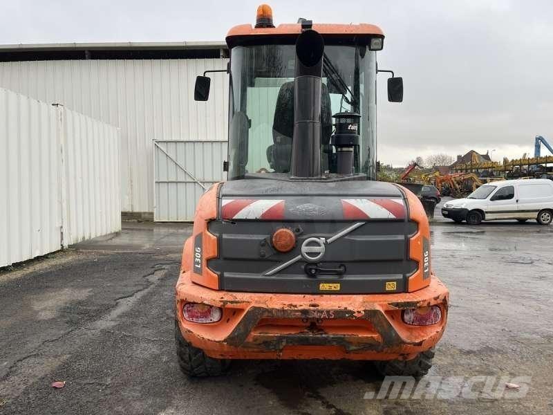 Volvo L30G لوادر صغيرة