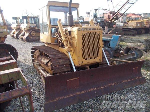 CAT D4D بلدوزرات مجنزرة