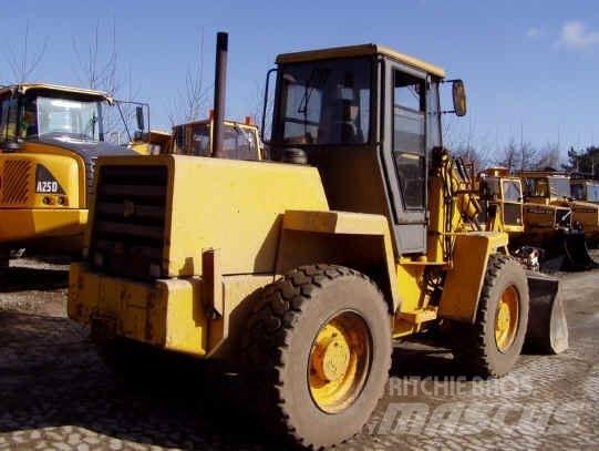 JCB 410 لوادر بعجل