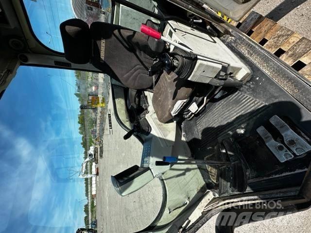 Liebherr R 906 كابينة والداخلية