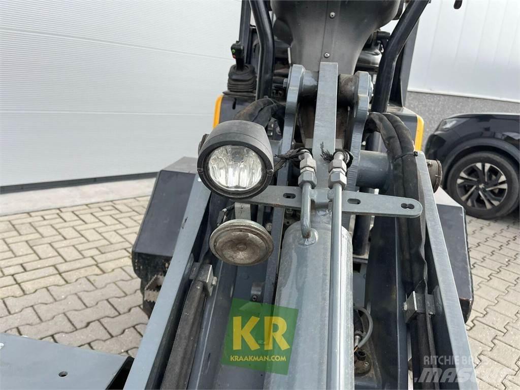GiANT D332 لوادر وحفارات أمامية
