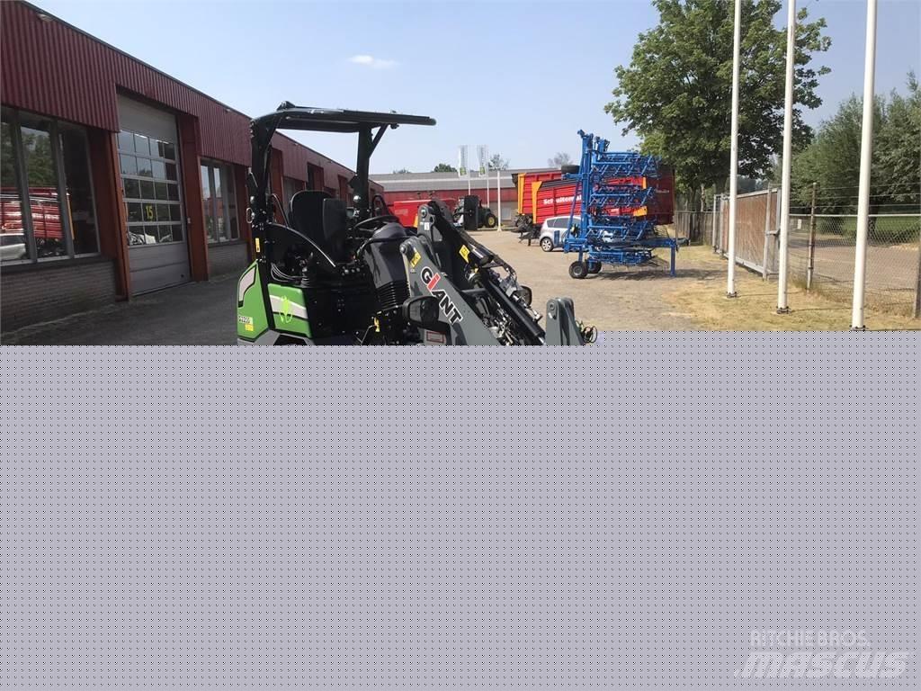 GiANT G2200E لوادر وحفارات أمامية