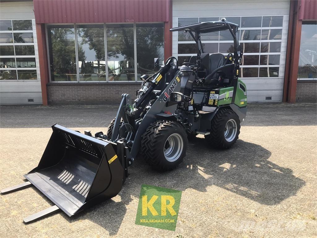 GiANT G2200E لوادر وحفارات أمامية