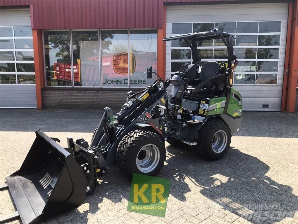 GiANT G2200E لوادر وحفارات أمامية
