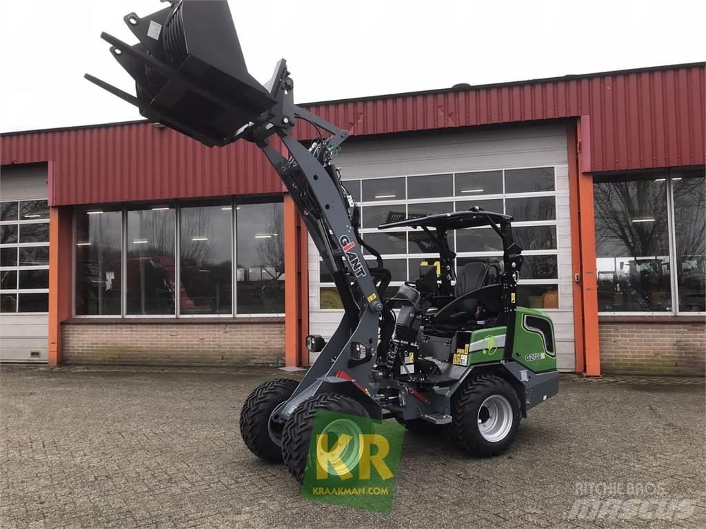 GiANT G2700E لوادر وحفارات أمامية