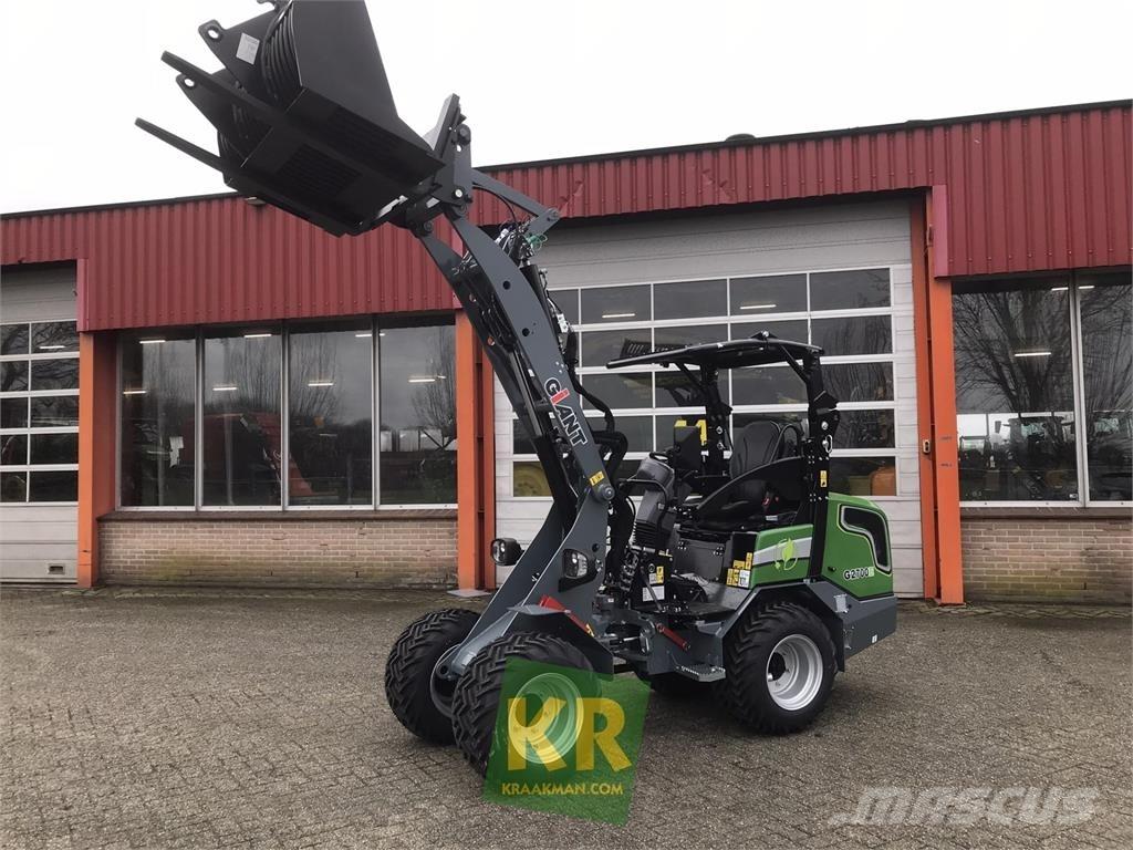 GiANT G2700E لوادر وحفارات أمامية