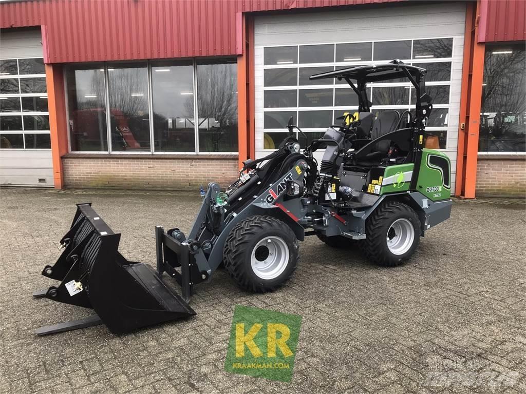 GiANT G2700E لوادر وحفارات أمامية