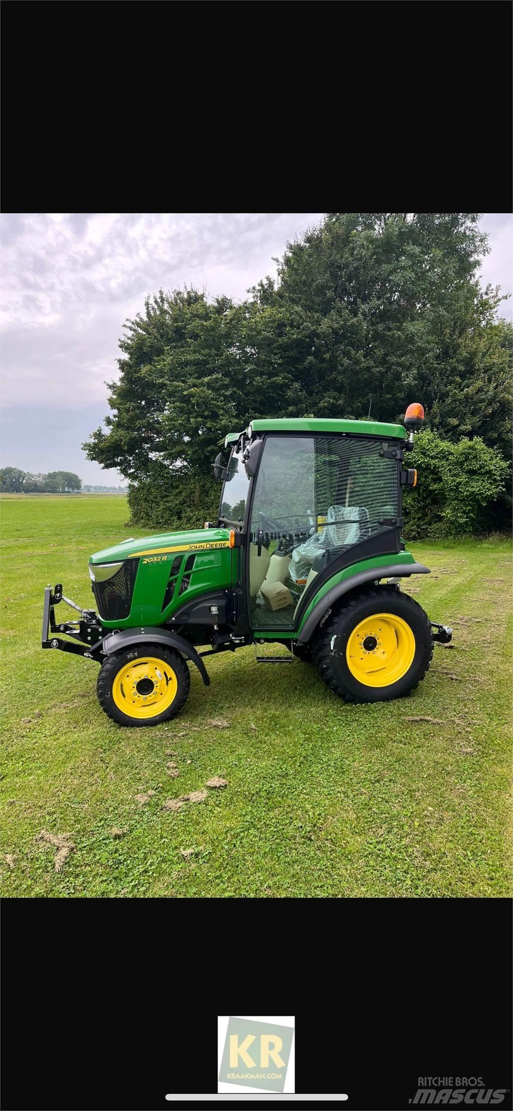 John Deere 2032R جرارات مدمجة