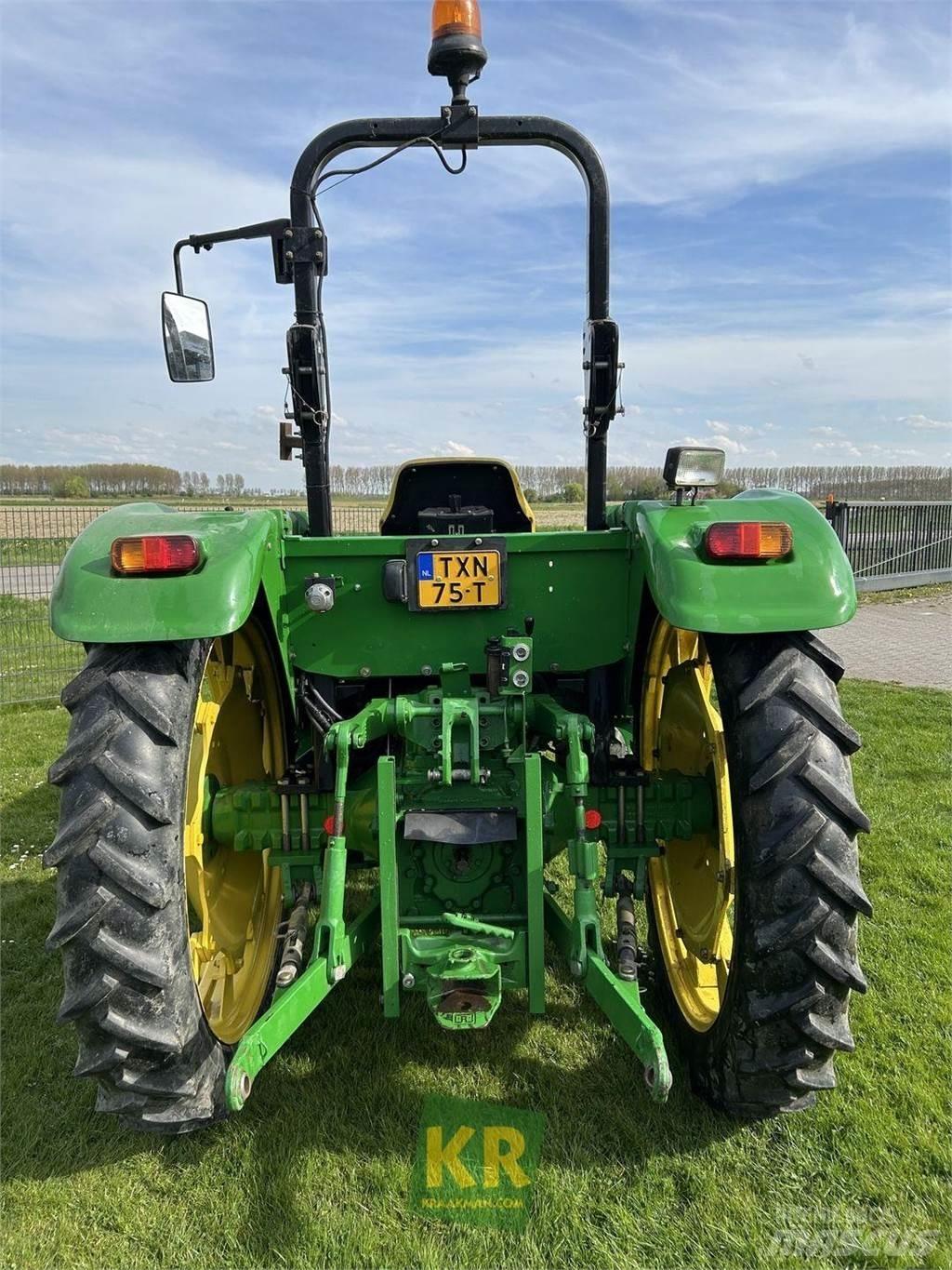 John Deere 5055E الجرارات