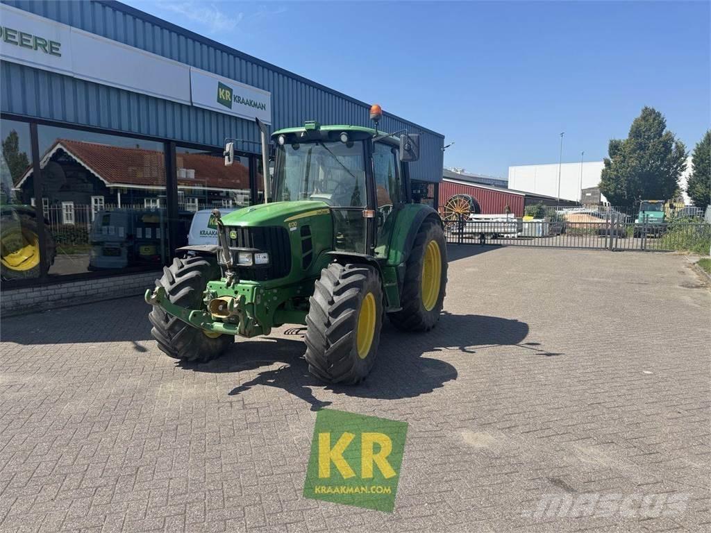 John Deere 6130 الجرارات