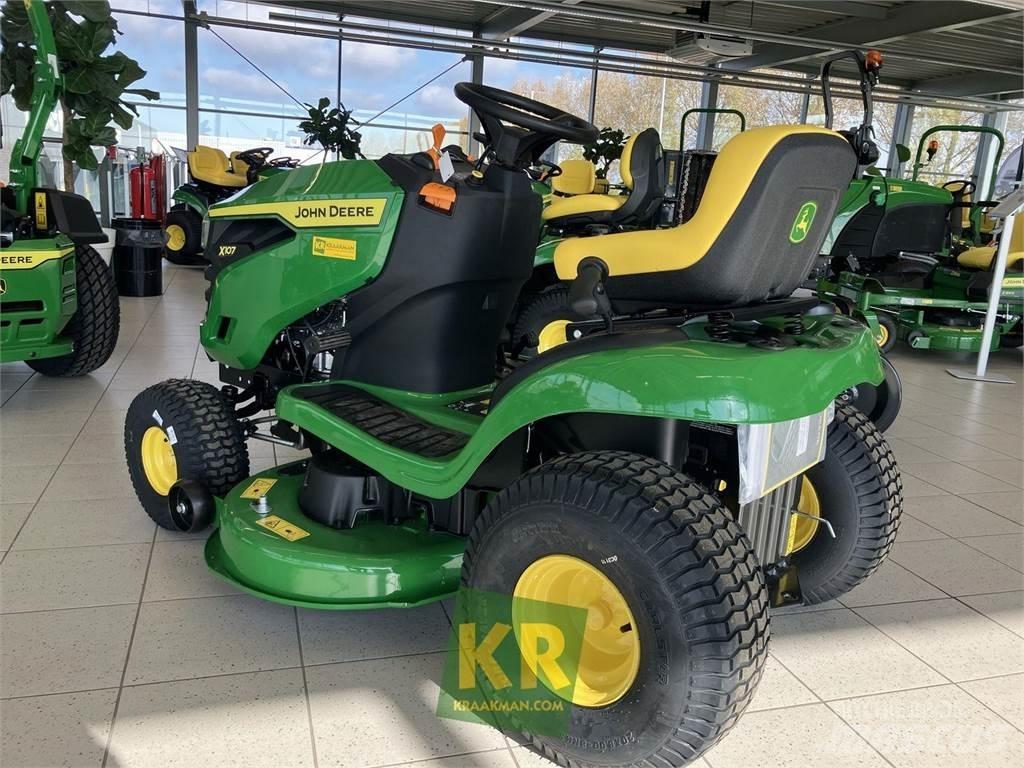 John Deere X107 ركوب الحشائش