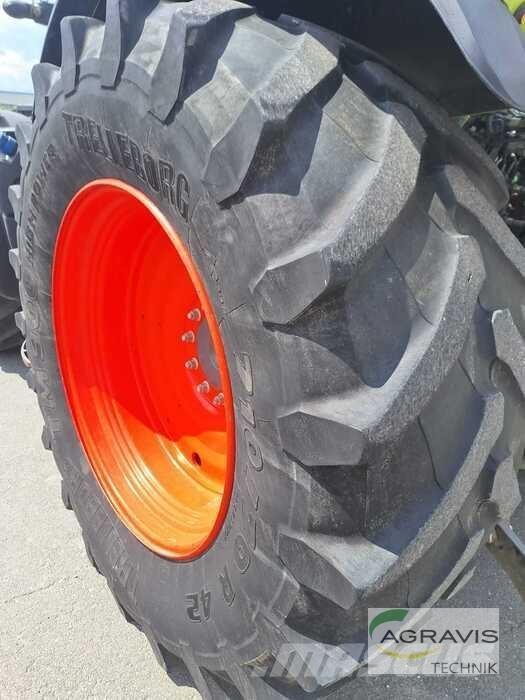 CLAAS AXION 870 الجرارات