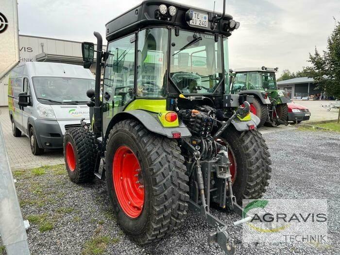 CLAAS NEXOS 240 L الجرارات