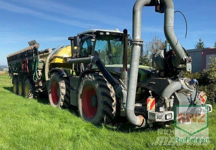 CLAAS XERION 3800 TRAC معدات توزيع السماد العضوي