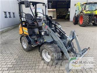 GiANT G2200E لوادر بعجل