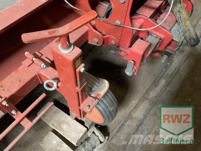Grimme DF30000 الكاسحات وقلابات التربة ذات المحركات