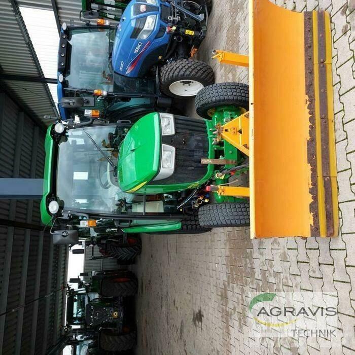 John Deere 3045 R الجرارات