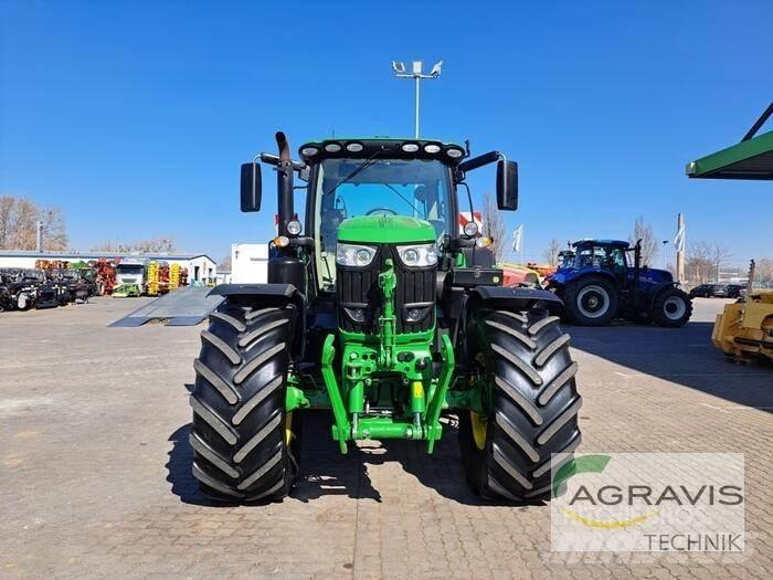 John Deere 6215 R الجرارات