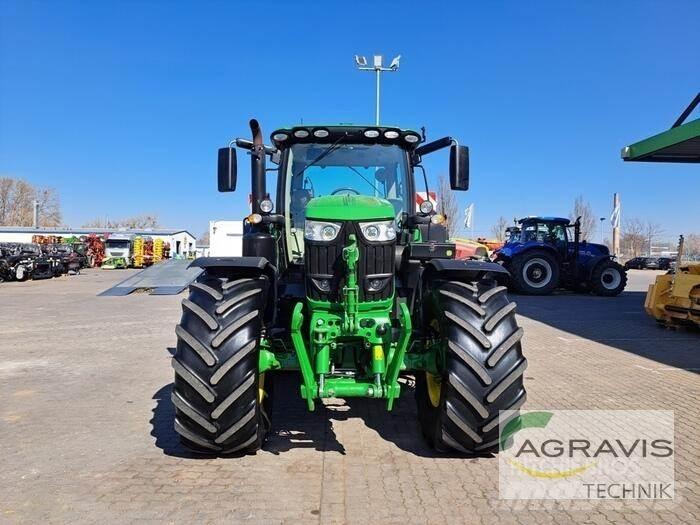 John Deere 6215 R الجرارات