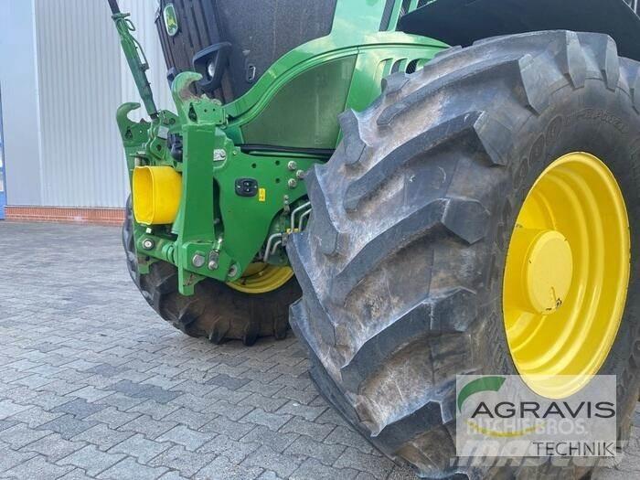 John Deere 6215 R الجرارات