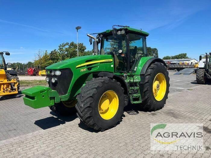 John Deere 7830 الجرارات