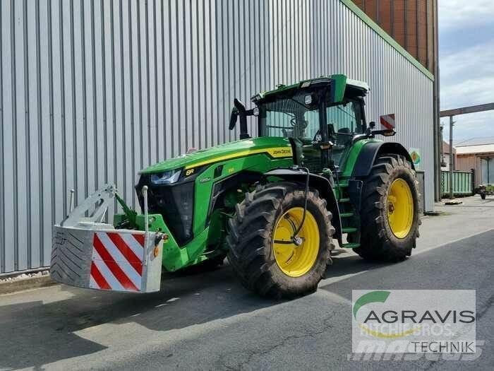 John Deere 8310 R الجرارات