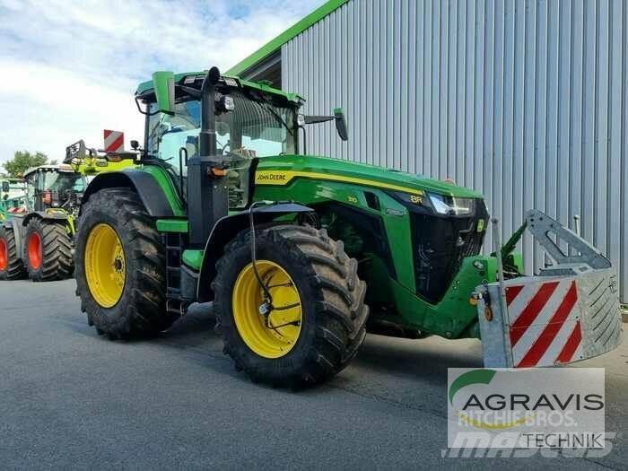 John Deere 8310 R الجرارات