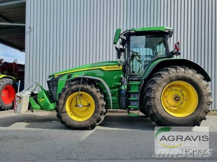John Deere 8310 R الجرارات