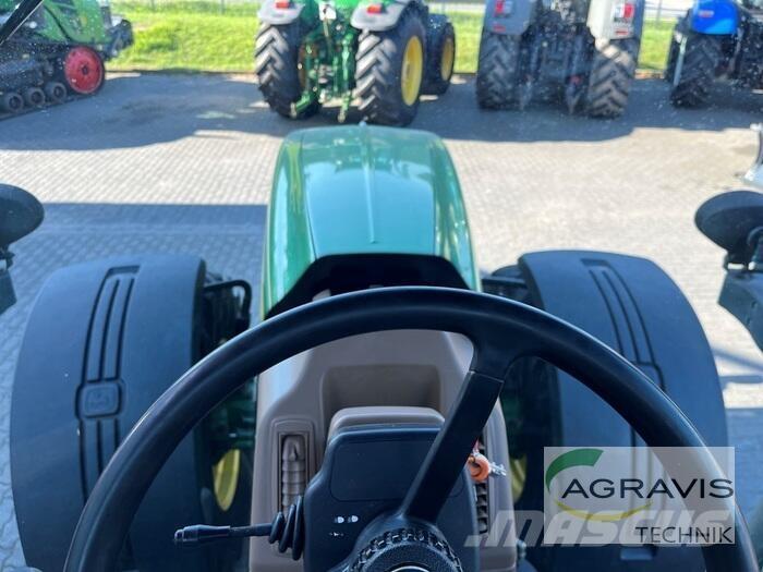 John Deere 8320 الجرارات