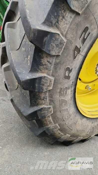 John Deere 8R 310 الجرارات