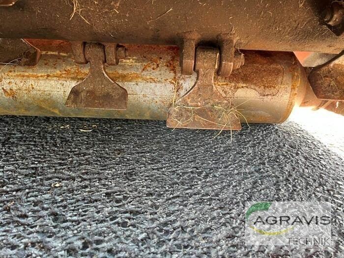 Kuhn BP 28 جزازات وأغطية المراعي