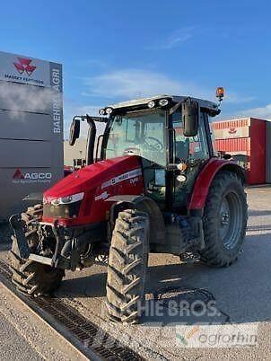 Massey Ferguson 5713S الجرارات