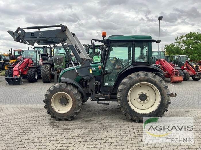 Valtra A 83 H الجرارات