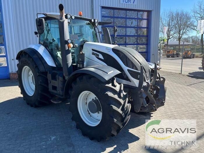 Valtra T 214 D الجرارات
