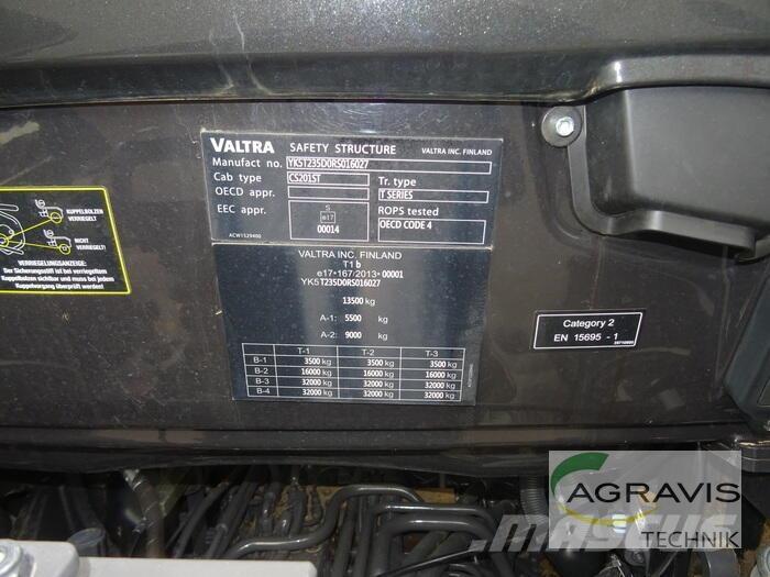 Valtra T 235 D 2A1 الجرارات