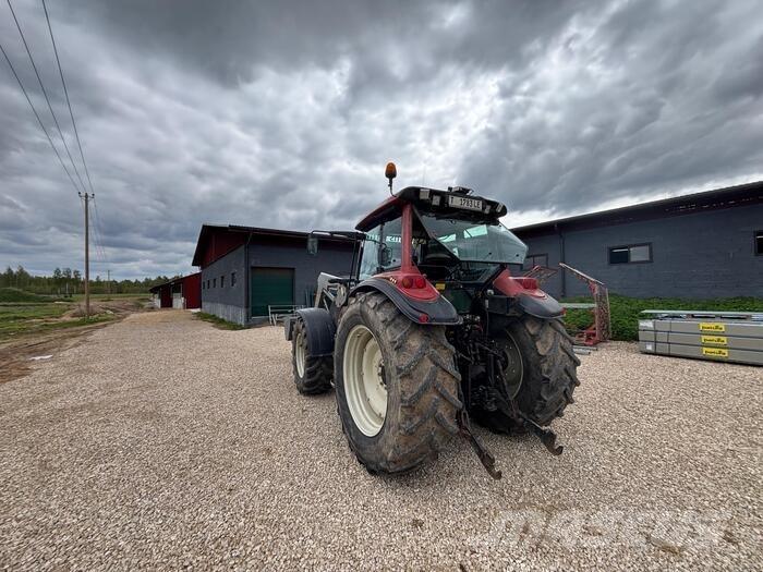 Valtra T130 الجرارات