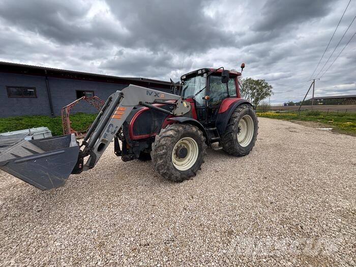 Valtra T130 الجرارات
