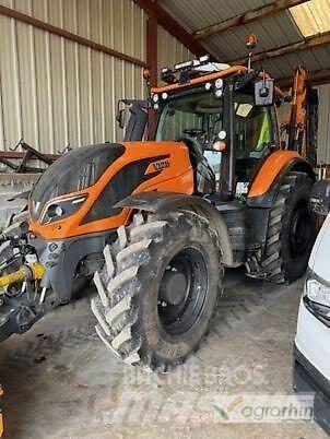 Valtra T154d الجرارات