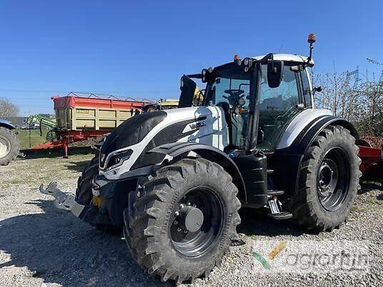 Valtra T215A الجرارات