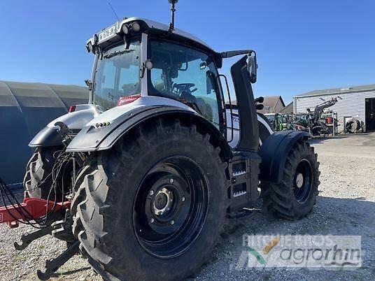 Valtra T215A الجرارات