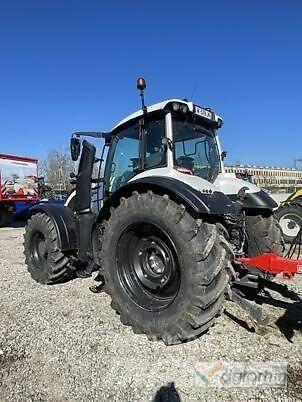 Valtra T215A الجرارات