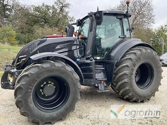 Valtra T215D الجرارات