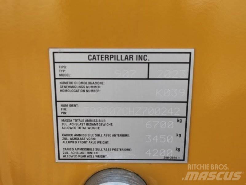 CAT 907 لوادر بعجل