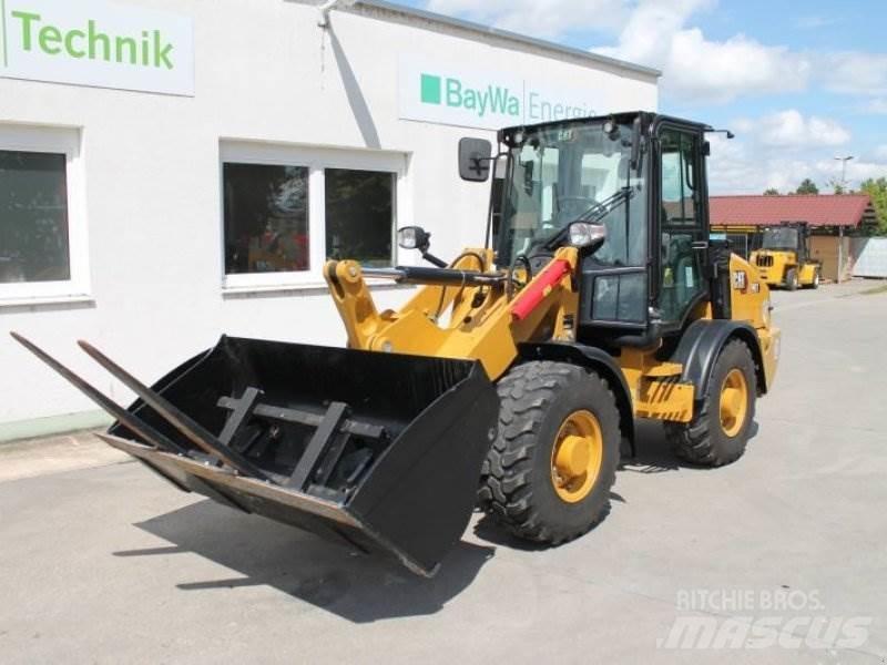 CAT 907 لوادر بعجل